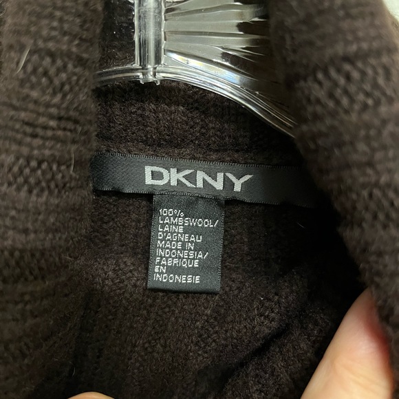 DKNY lambswool turtleneck sweater. - Picture 3 of 3